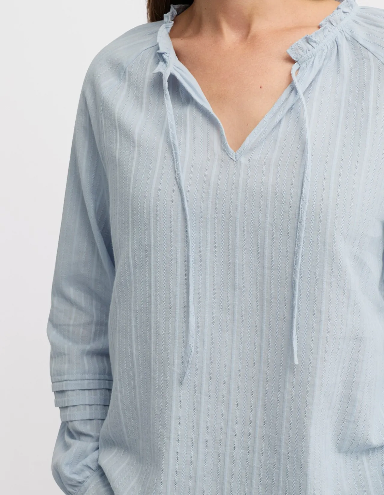 ALLEY RUFFLE NECK BLOUSE
