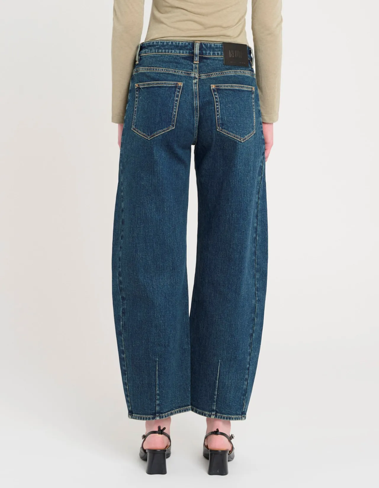 Amber Barrel Mid Rise Barrel Leg Jeans