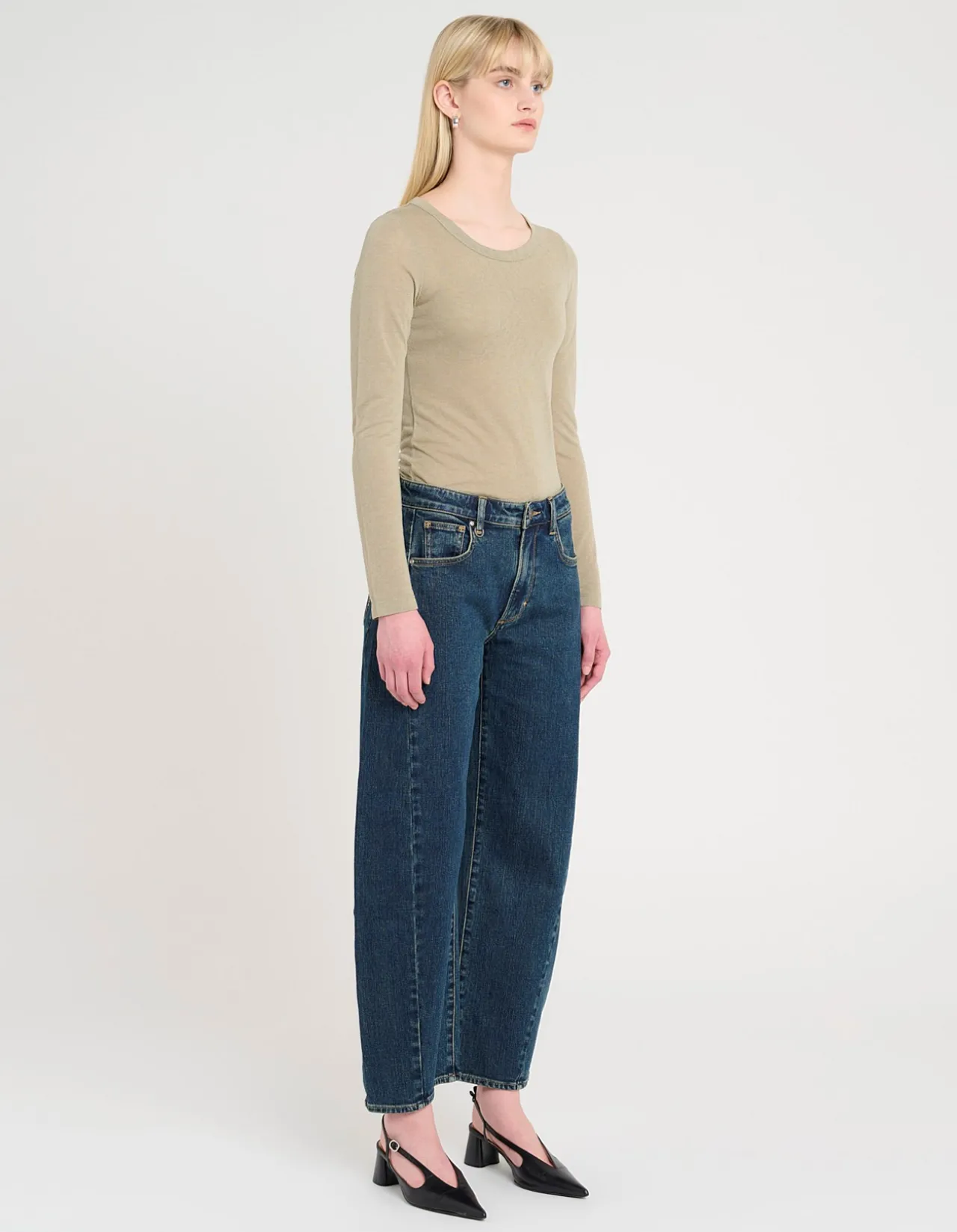 Amber Barrel Mid Rise Barrel Leg Jeans