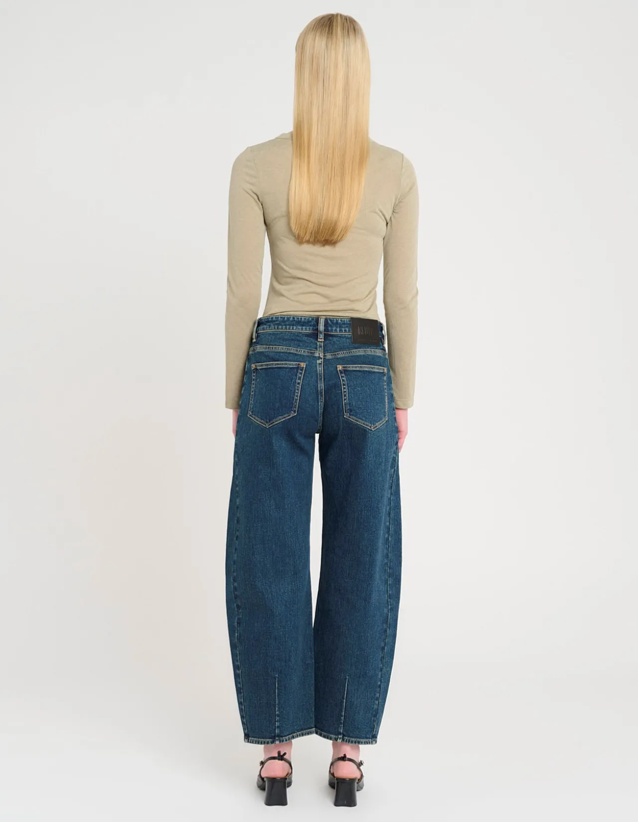 Amber Barrel Mid Rise Barrel Leg Jeans