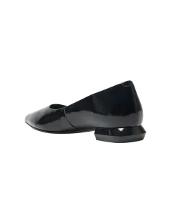CASSIE FLAT