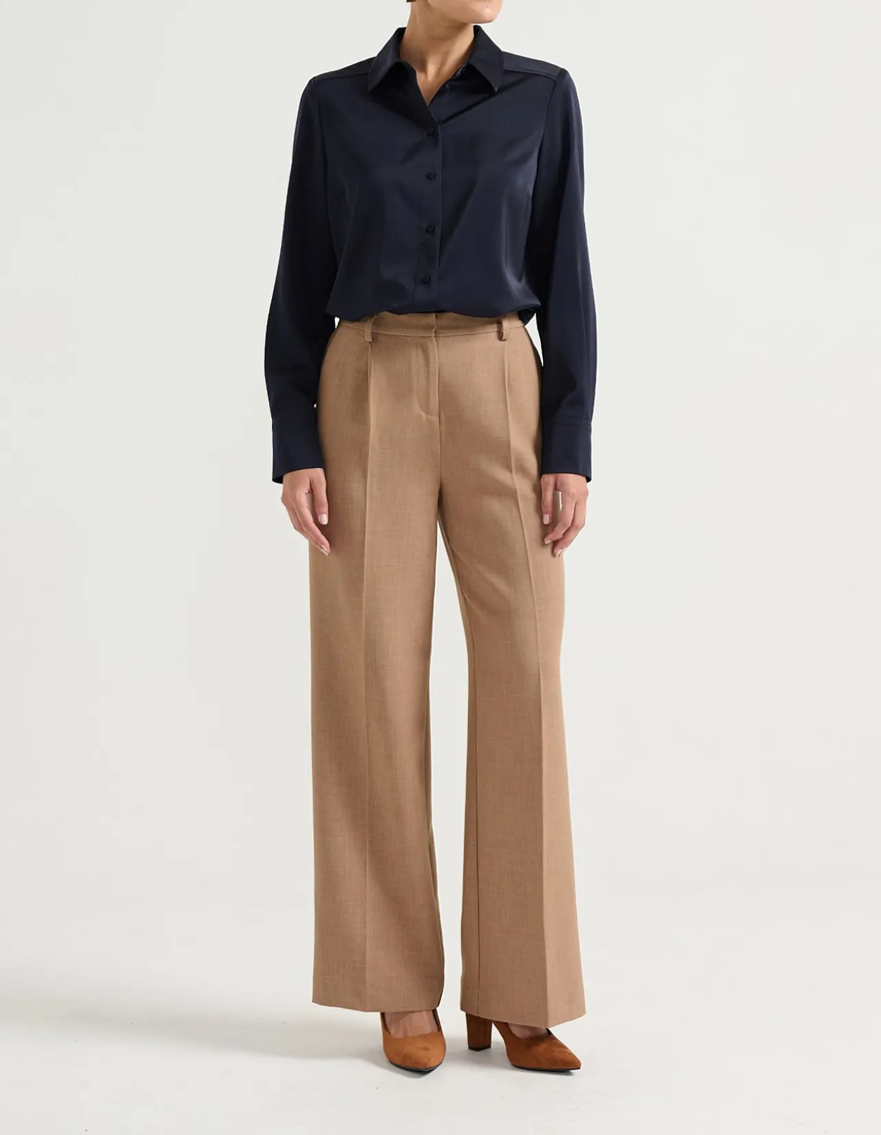 CLASSIC BUTTON UP SHIRT