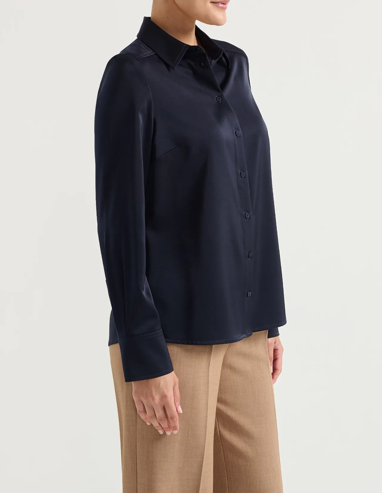 CLASSIC BUTTON UP SHIRT