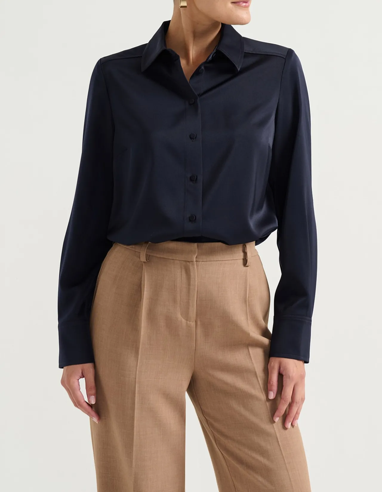 CLASSIC BUTTON UP SHIRT