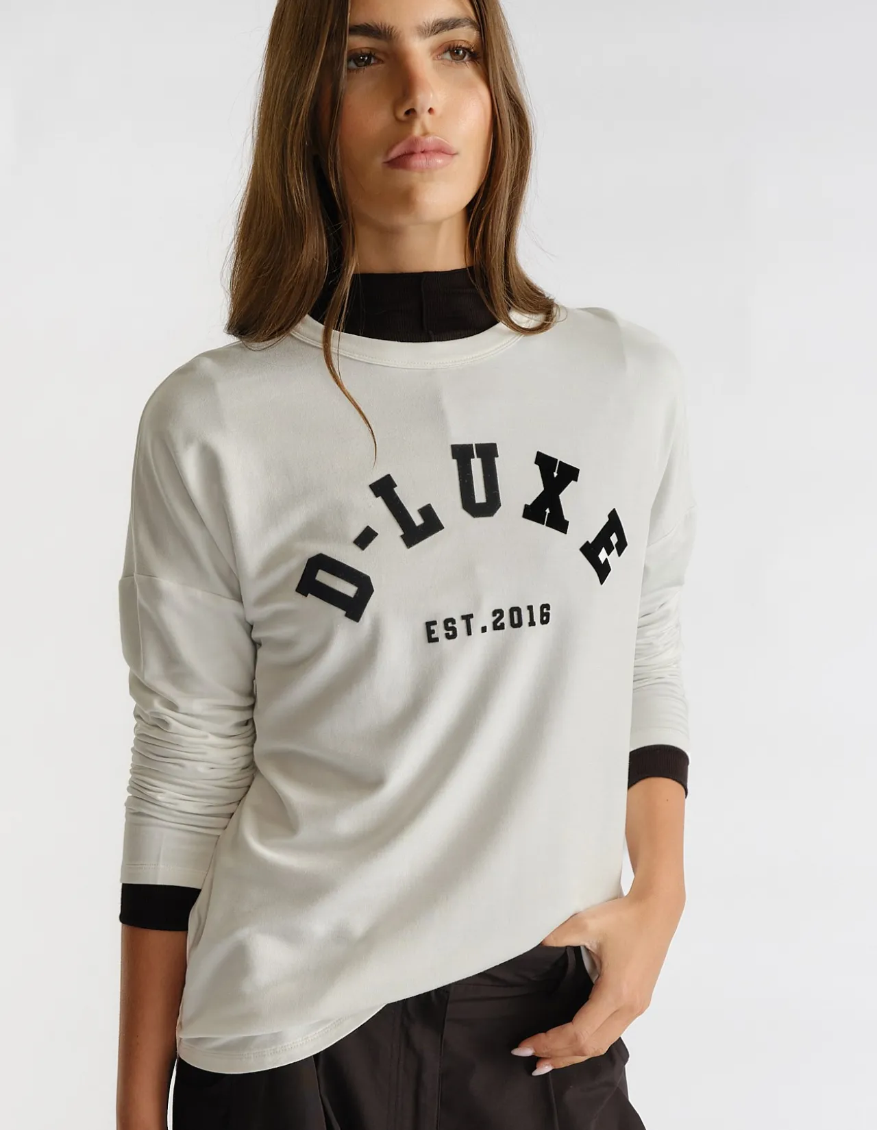 D-Luxe Curved Hem Long Sleeve Logo Top