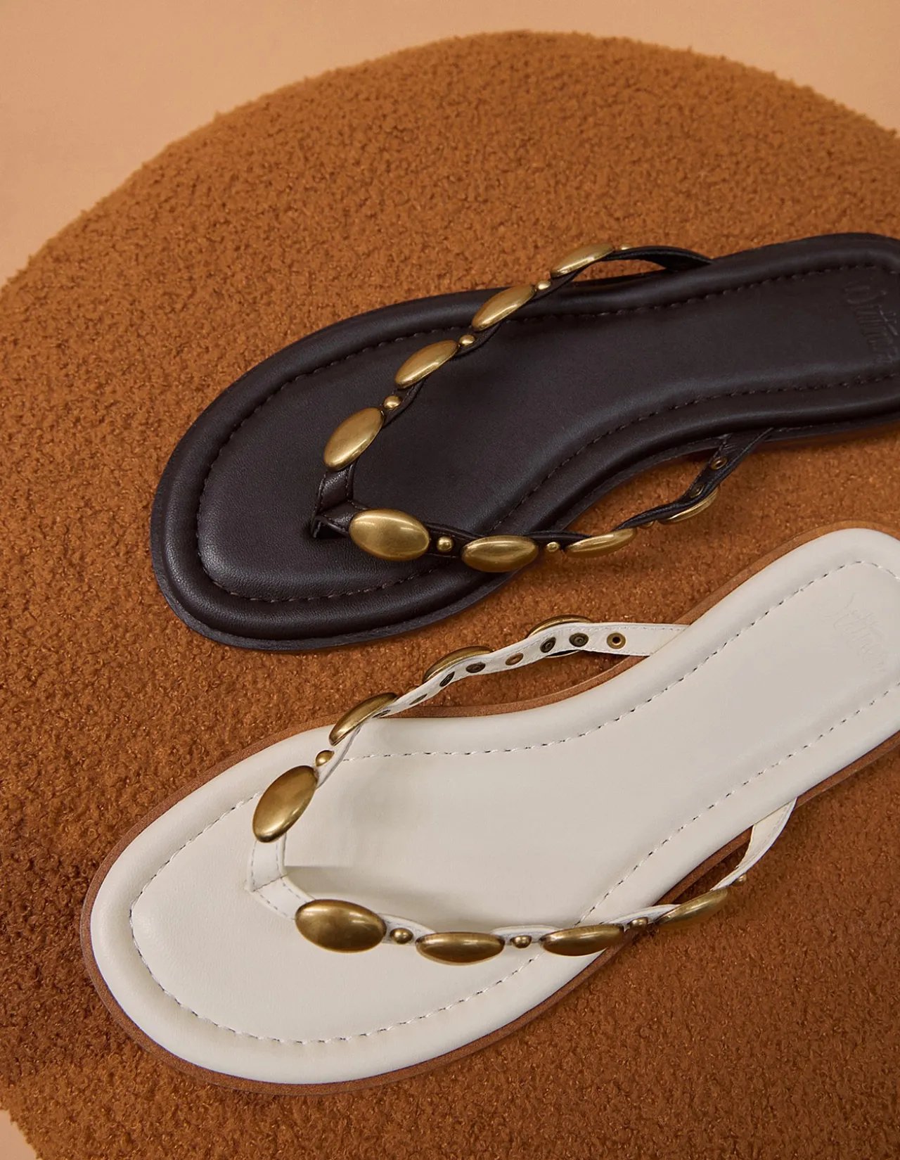 Ediva Vintage Ivory Leather Thong