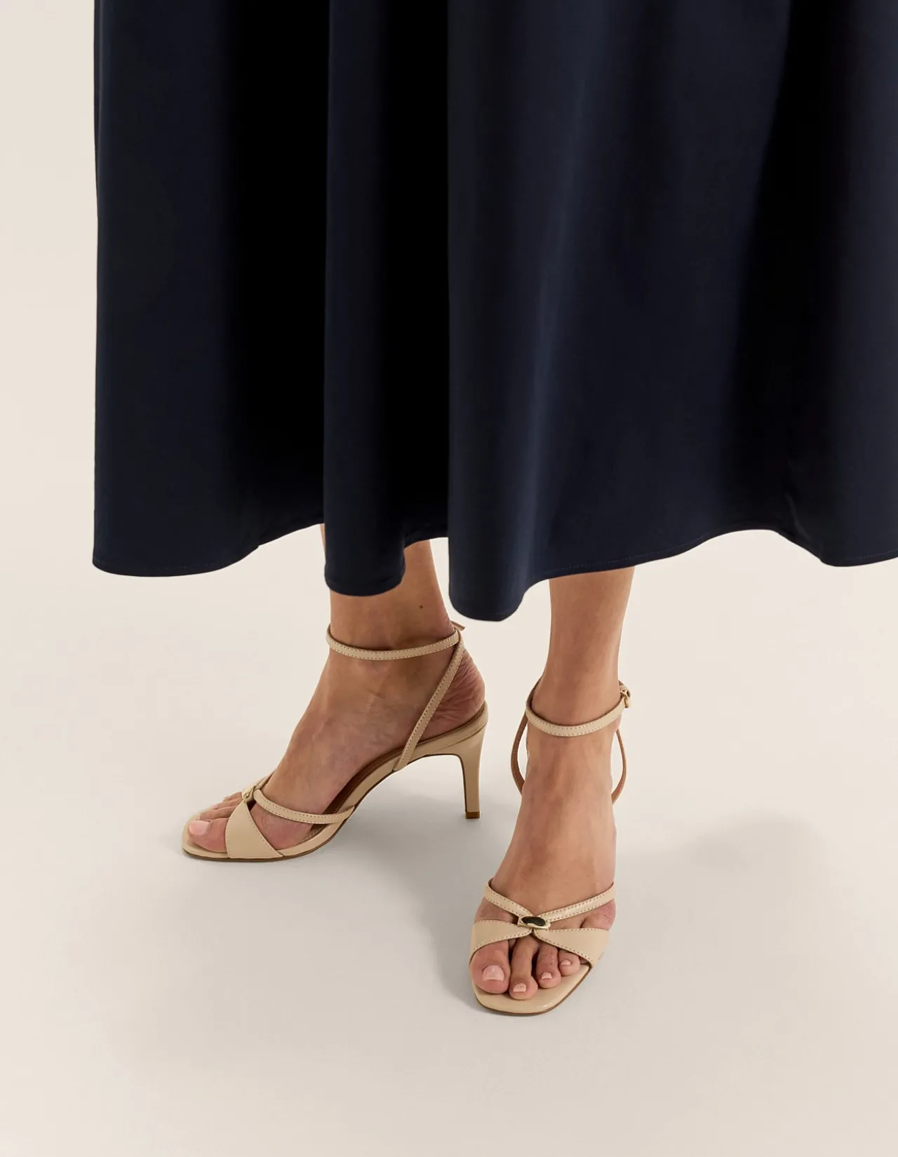 KRISTIN HEEL