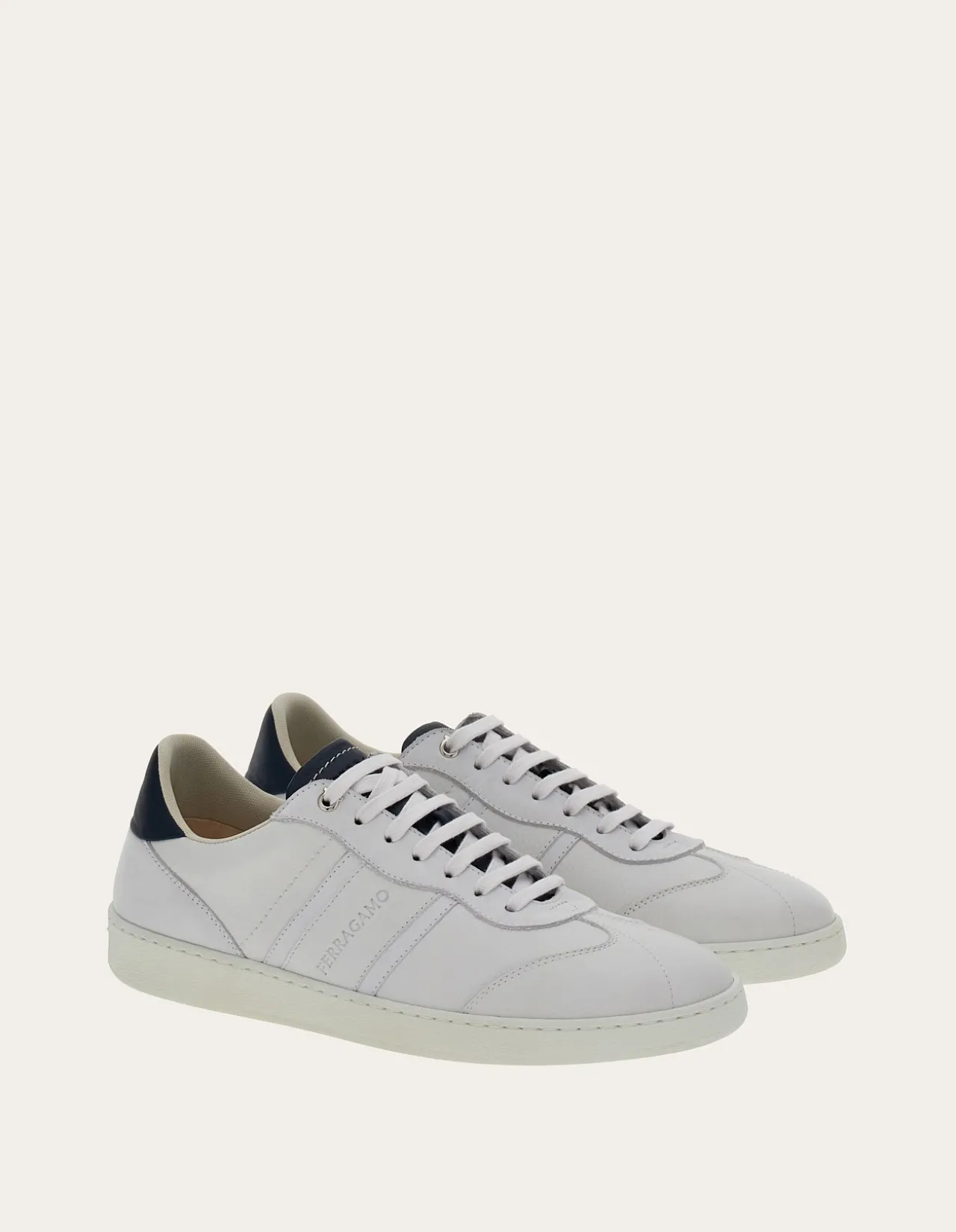LOW TOP SNEAKER WITH SIGNATURE