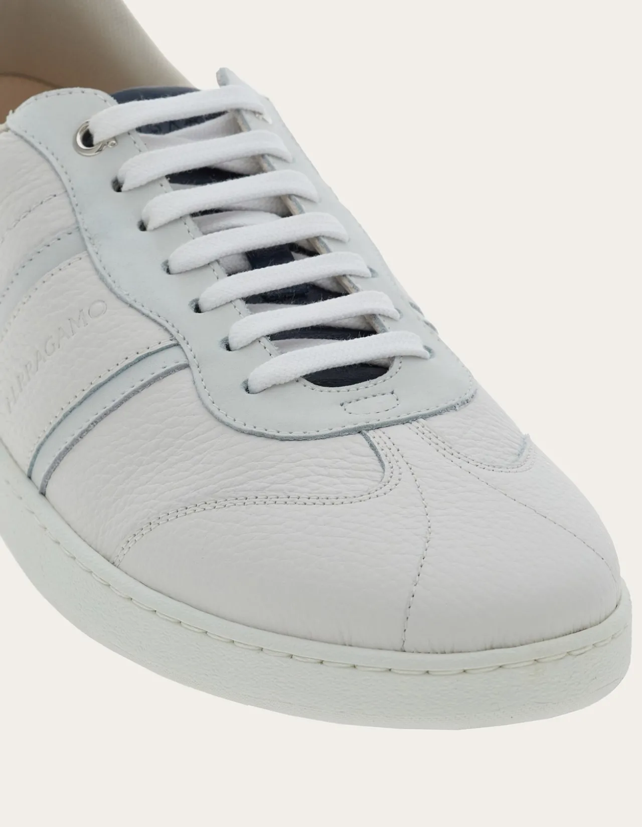 LOW TOP SNEAKER WITH SIGNATURE