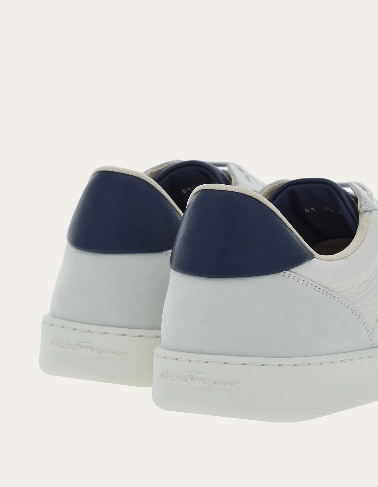 LOW TOP SNEAKER WITH SIGNATURE