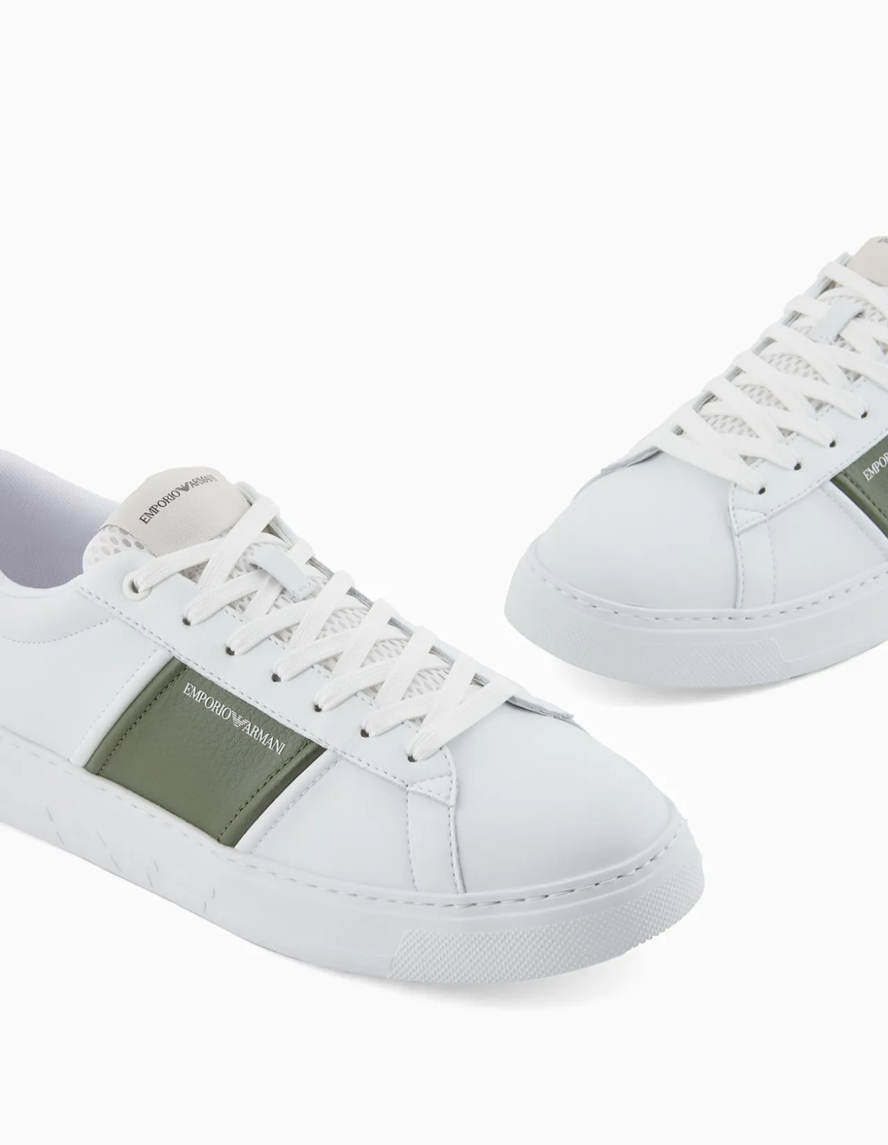 MAN'S LOW TOP LEATHER SNEAKER WITH CONTRASTING PANEL