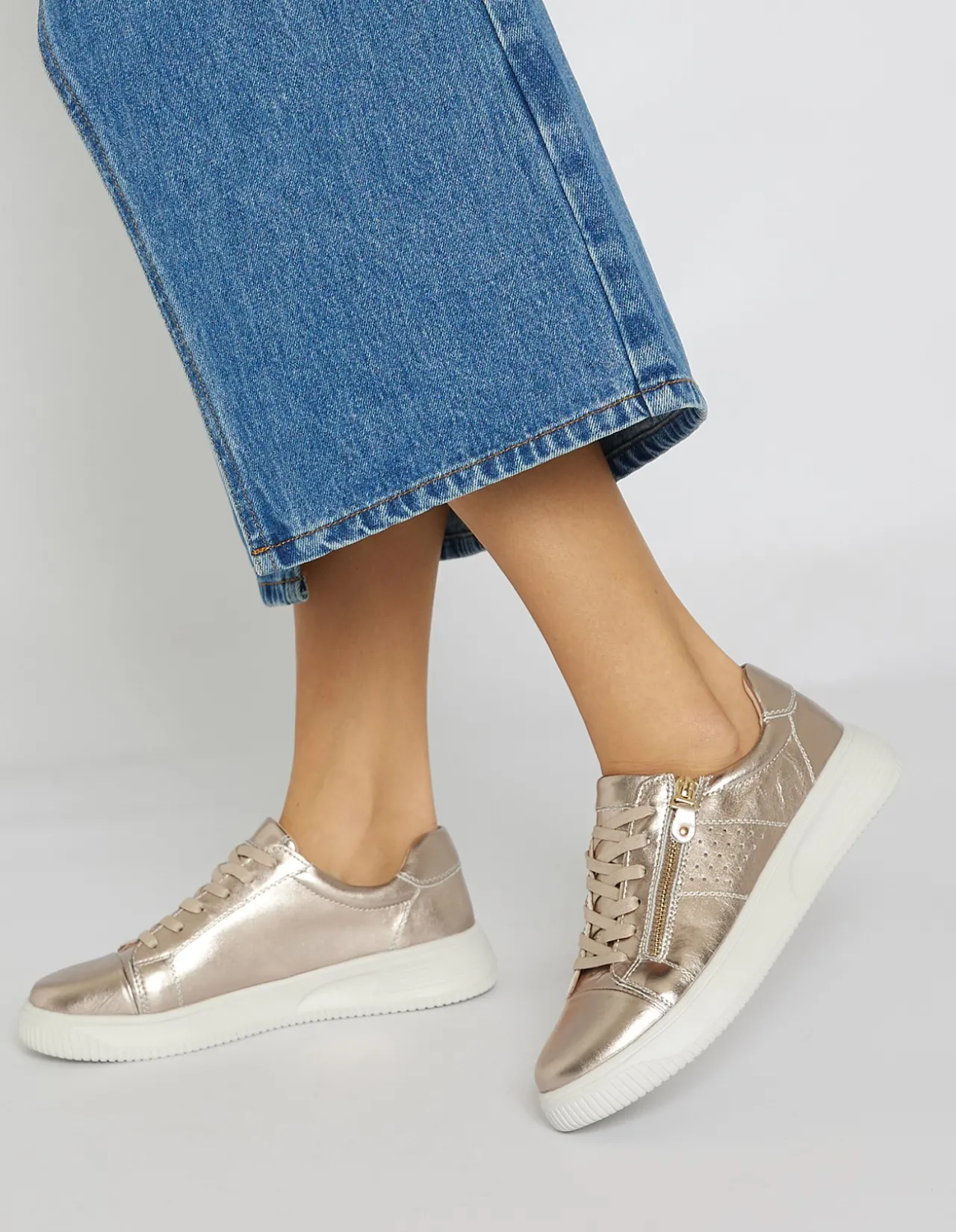NOVELLA CASUAL SNEAKER