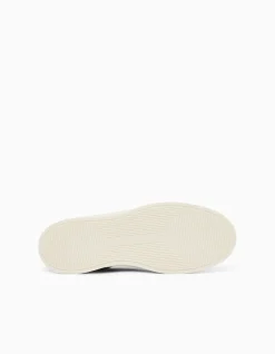 Runn Spors-Style Sneaker with Embossed Logo
