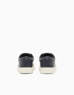 Runn Spors-Style Sneaker with Embossed Logo