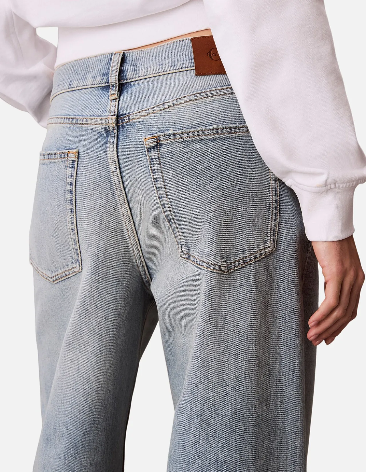 Signature 90s Straight Mid Rise Relaxed Jeans