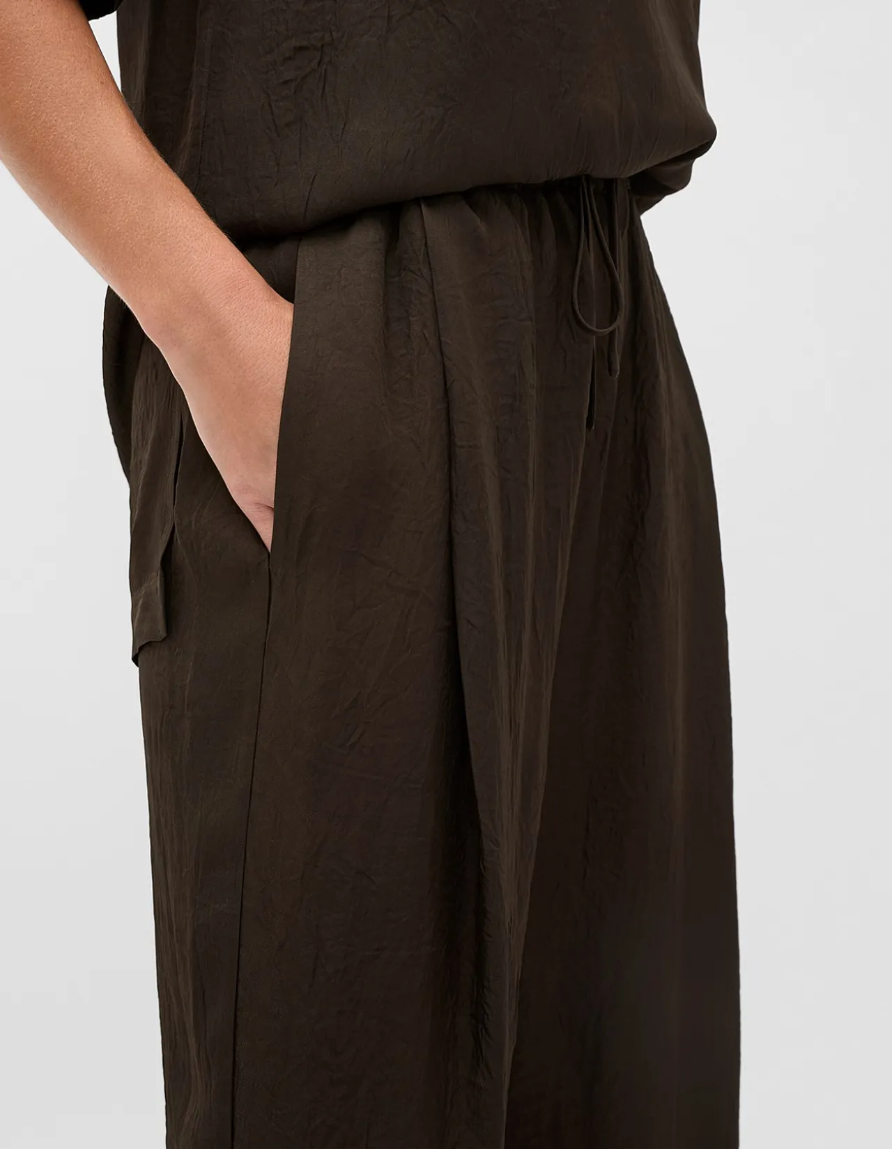 TEXTURED SATIN STRAIGHT LEG PANT