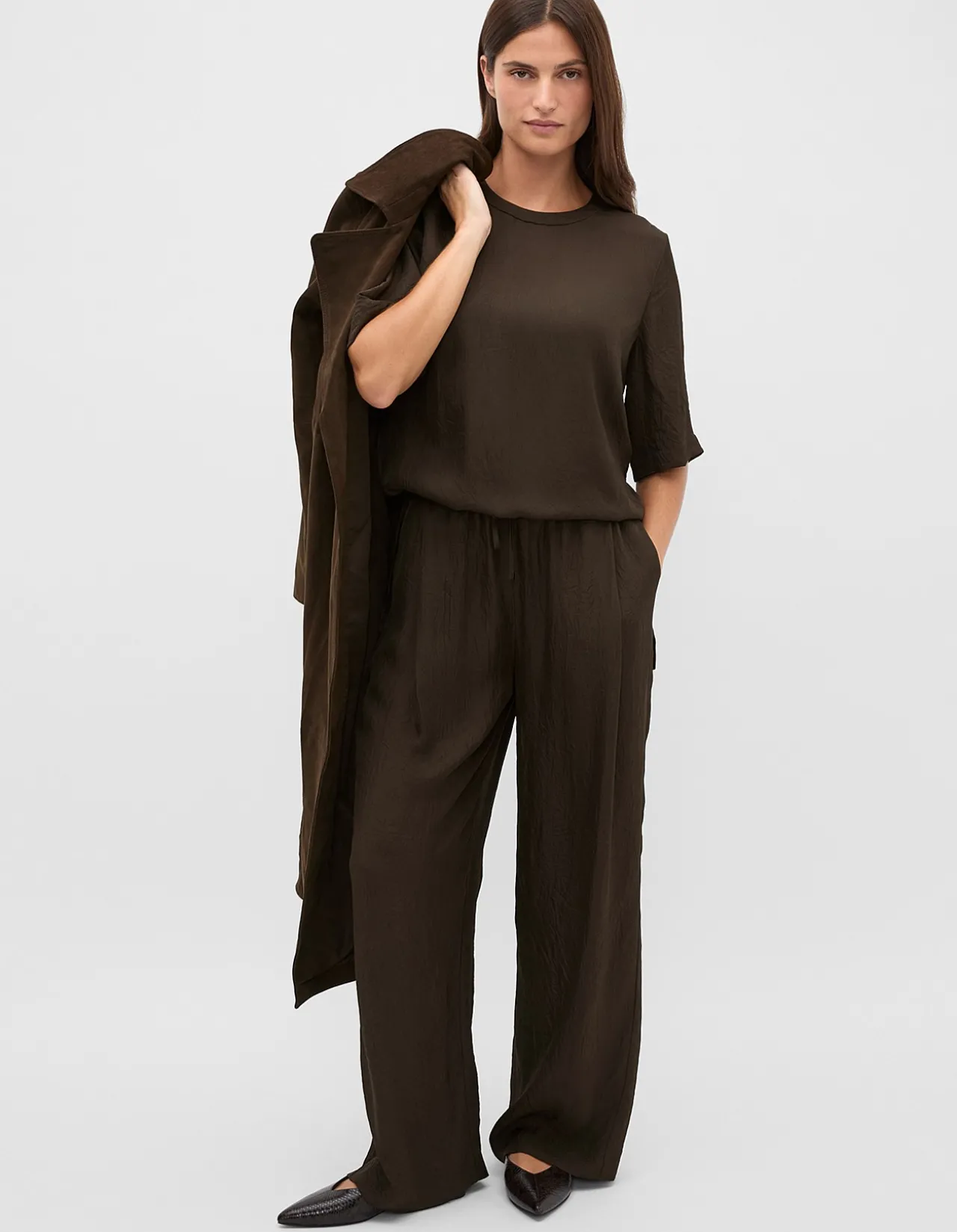 TEXTURED SATIN STRAIGHT LEG PANT