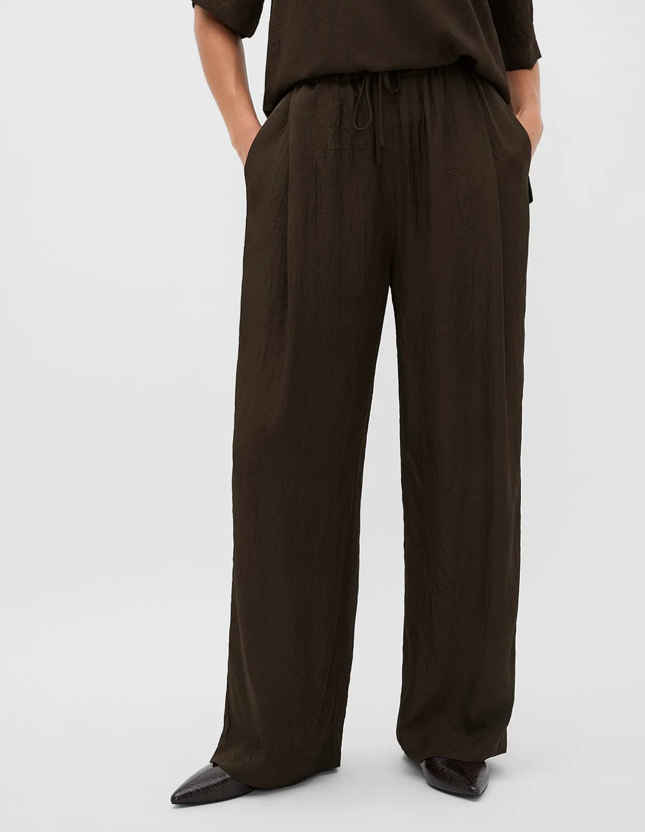TEXTURED SATIN STRAIGHT LEG PANT