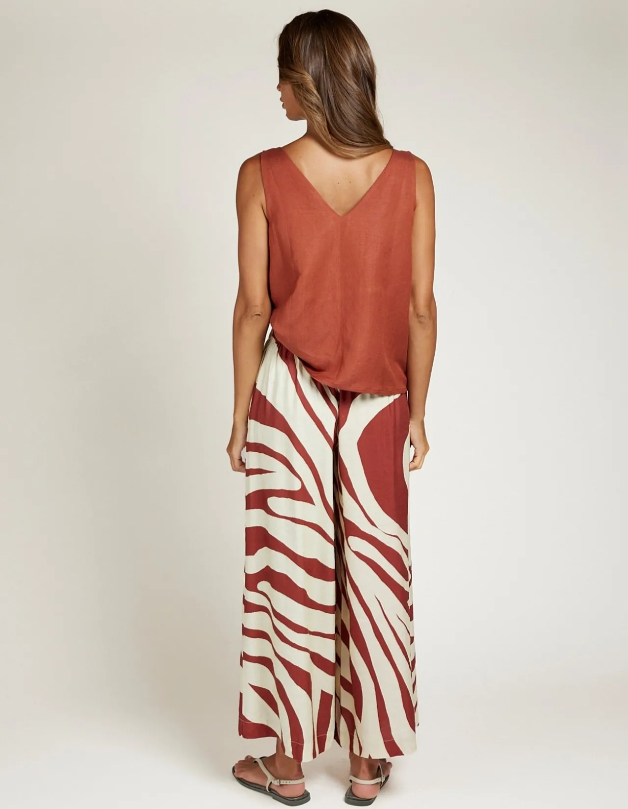 V BACK CAMI